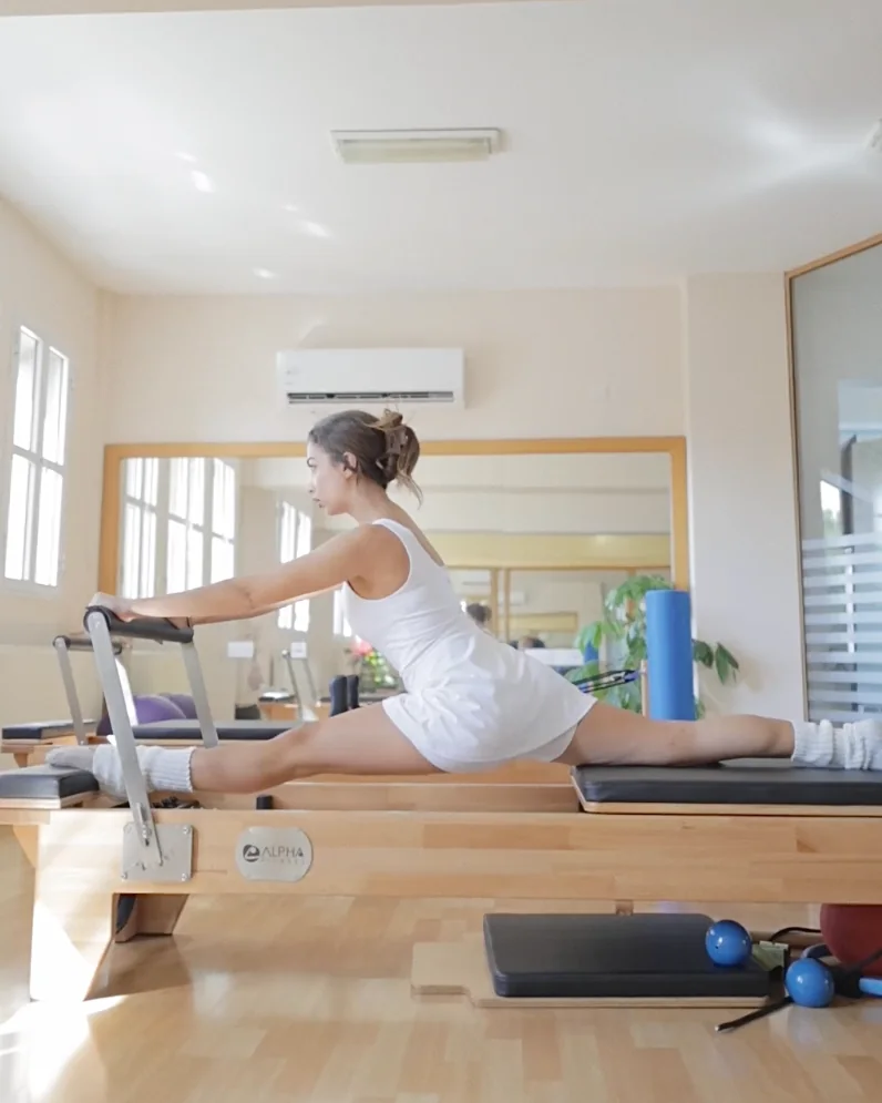 Άσκηση split στο Pilates Reformer με έμφαση στην ευθυγράμμιση και την κινητικότητα